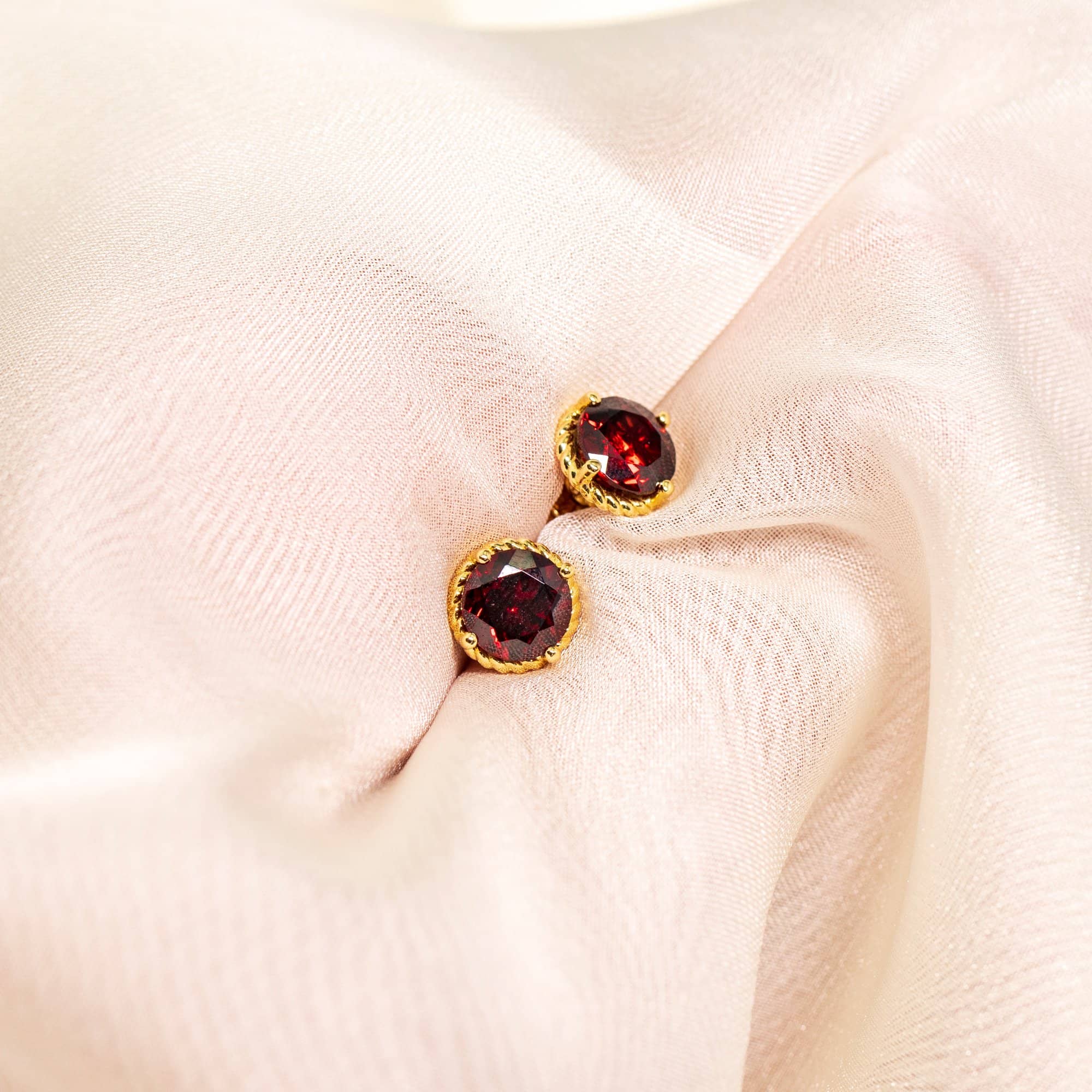 18K SOLID GOLD GARNET STUD EARRINGS - Melbourne, Australia